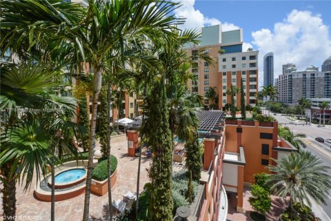Condo in Fort Lauderdale, Florida, 2 bedrooms  № 1981121 - photo 13