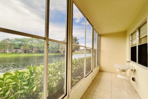 Condo in West Palm Beach, Florida, 2 bedrooms № 2145952 - photo 11