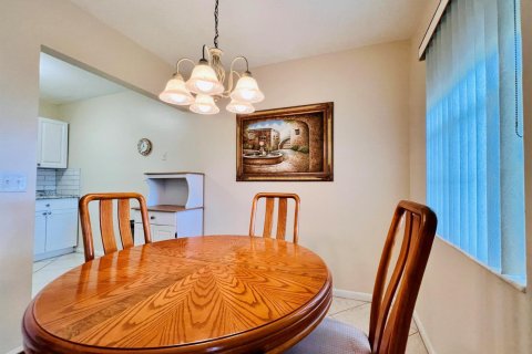 Condo in West Palm Beach, Florida, 2 bedrooms № 2145952 - photo 4