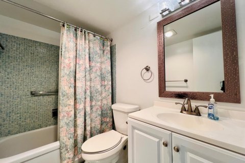 Condo in West Palm Beach, Florida, 2 bedrooms № 2145952 - photo 7