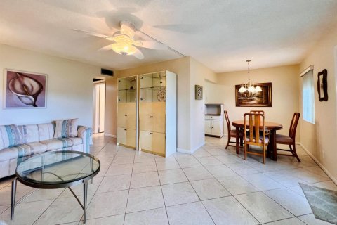 Condo in West Palm Beach, Florida, 2 bedrooms № 2145952 - photo 5
