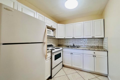 Condo in West Palm Beach, Florida, 2 bedrooms № 2145952 - photo 2