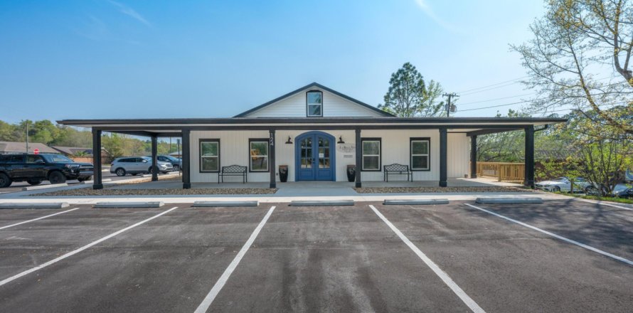 Commercial property in Crestview, Florida № 560041