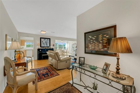 Condo in Seminole, Florida, 2 bedrooms  № 1509395 - photo 10