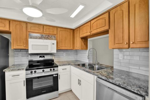 Condo in New Port Richey, Florida, 2 bedrooms  № 2095411 - photo 4