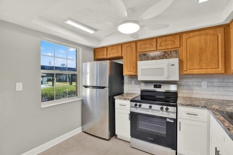 Condo in New Port Richey, Florida, 2 bedrooms  № 2095411 - photo 6