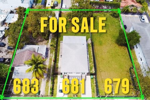 Commercial property in Miami, Florida № 2061567