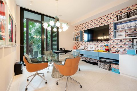 Condominio en alquiler en Miami, Florida, 4 dormitorios, 277.59 m2 № 1934366 - foto 19