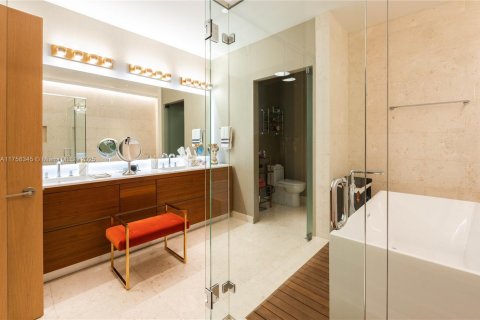 Condominio en alquiler en Miami, Florida, 4 dormitorios, 277.59 m2 № 1934366 - foto 13