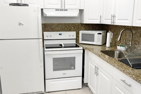 Снять в аренду кондоминиум в Бока-Ратон, Флорида 3 комнаты, 66.89м2, № 2085561 - фото 9