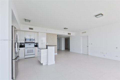 Снять в аренду кондоминиум в Норт-Бей-Виллидж, Флорида 3 спальни, 144.18м2, № 1946360 - фото 9