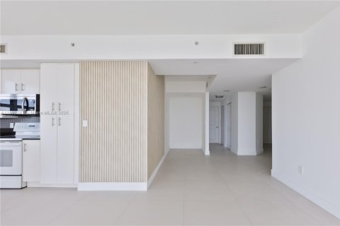 Снять в аренду кондоминиум в Норт-Бей-Виллидж, Флорида 3 спальни, 144.18м2, № 1946360 - фото 13