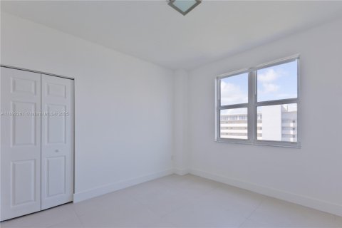 Снять в аренду кондоминиум в Норт-Бей-Виллидж, Флорида 3 спальни, 144.18м2, № 1946360 - фото 16