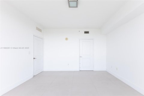 Снять в аренду кондоминиум в Норт-Бей-Виллидж, Флорида 3 спальни, 144.18м2, № 1946360 - фото 21