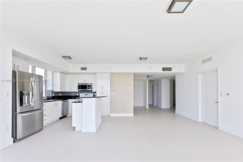 Снять в аренду кондоминиум в Норт-Бей-Виллидж, Флорида 3 спальни, 144.18м2, № 1946360 - фото 12