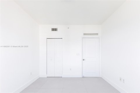 Снять в аренду кондоминиум в Норт-Бей-Виллидж, Флорида 3 спальни, 144.18м2, № 1946360 - фото 26