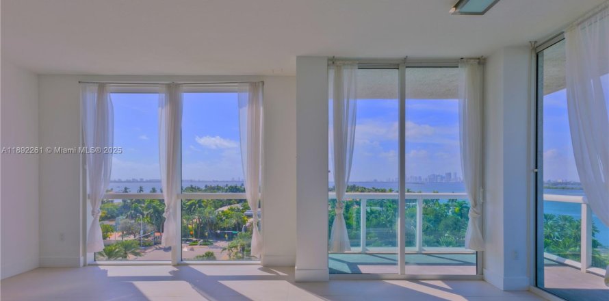 Кондоминиум с 3 спальнями в Норт-Бей-Виллидж, Флорида № 1946360