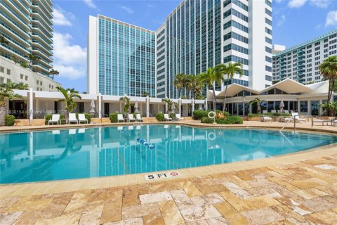 Condo in Miami Beach, Florida, 2 bedrooms № 1934691 - photo 13