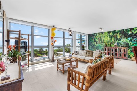 Condo in Miami Beach, Florida, 2 bedrooms № 1934691 - photo 1