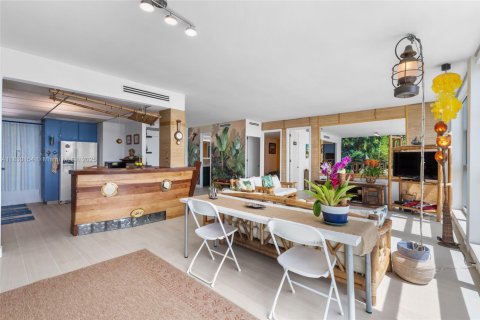 Condo in Miami Beach, Florida, 2 bedrooms № 1934691 - photo 4