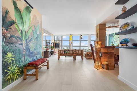 Condo in Miami Beach, Florida, 2 bedrooms № 1934691 - photo 2