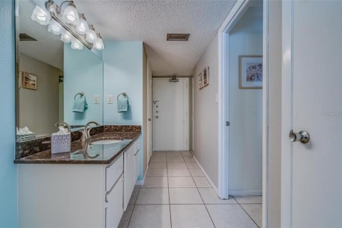 Condo in Clearwater, Florida, 2 bedrooms  № 1916533 - photo 25