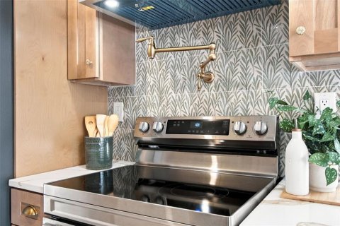 House in Saint Petersburg, Florida 4 bedrooms, 129.32 sq.m. № 2431161 - photo 7