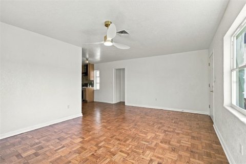 House in Saint Petersburg, Florida 4 bedrooms, 129.32 sq.m. № 2431161 - photo 4