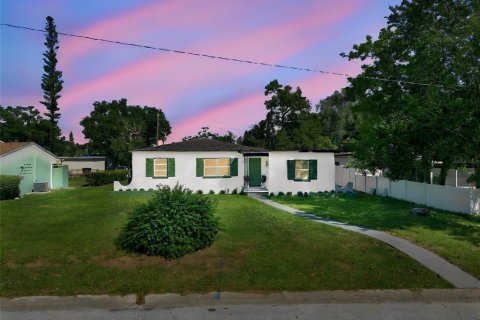 House in Saint Petersburg, Florida 4 bedrooms, 129.32 sq.m. № 2431161