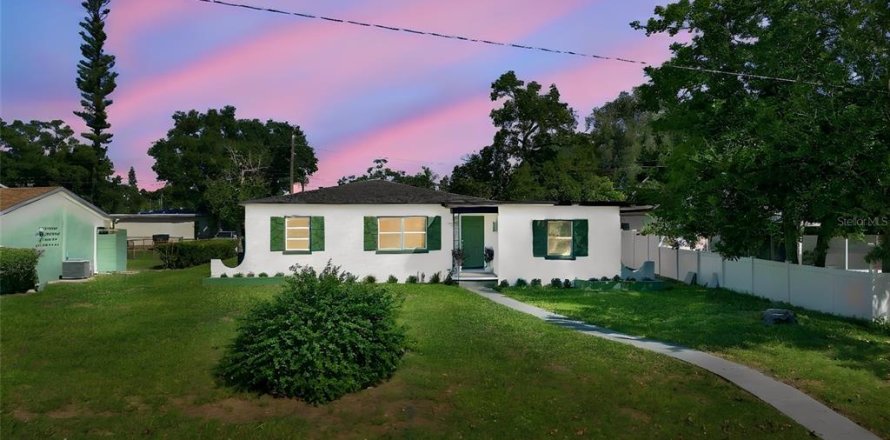 House in Saint Petersburg, Florida 4 bedrooms, 129.32 sq.m. № 2431161