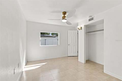 House in Saint Petersburg, Florida 4 bedrooms, 129.32 sq.m. № 2431161 - photo 19