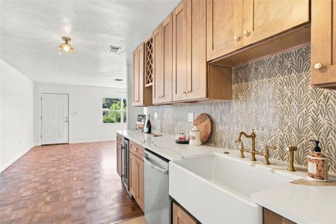 House in Saint Petersburg, Florida 4 bedrooms, 129.32 sq.m. № 2431161 - photo 6