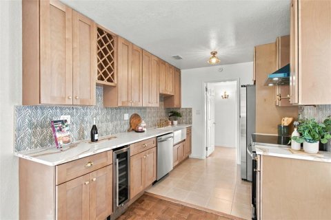House in Saint Petersburg, Florida 4 bedrooms, 129.32 sq.m. № 2431161 - photo 5