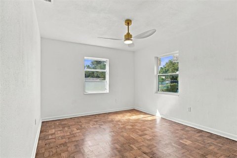 House in Saint Petersburg, Florida 4 bedrooms, 129.32 sq.m. № 2431161 - photo 12