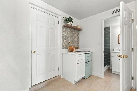 House in Saint Petersburg, Florida 4 bedrooms, 129.32 sq.m. № 2431161 - photo 15