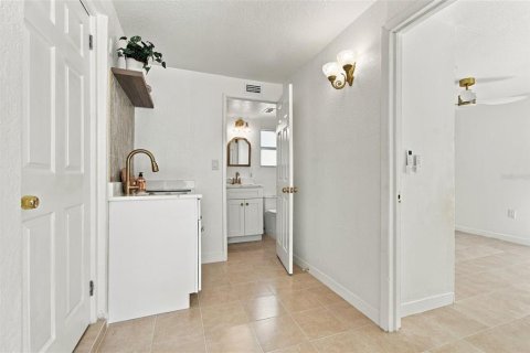 House in Saint Petersburg, Florida 4 bedrooms, 129.32 sq.m. № 2431161 - photo 16
