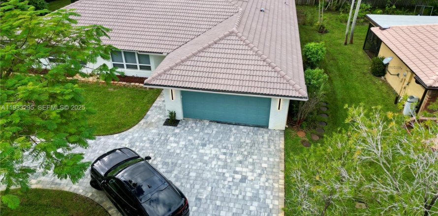 Дом в Корал-Спрингс, Флорида 4 спальни, 189.15м2 № 1991191