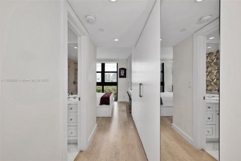 Condo in Miami Beach, Florida, 3 bedrooms  № 1888946 - photo 20