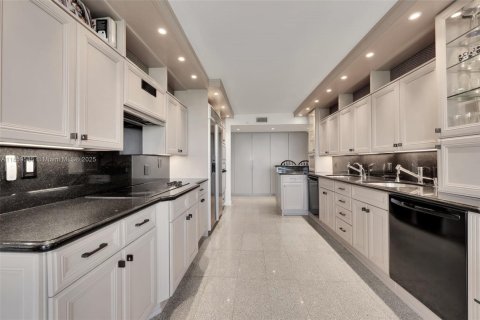 Condo in Miami Beach, Florida, 3 bedrooms  № 1888946 - photo 14