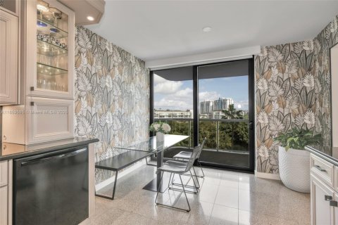 Condo in Miami Beach, Florida, 3 bedrooms  № 1888946 - photo 13