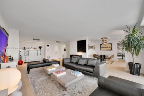 Condo in Miami Beach, Florida, 3 bedrooms  № 1888946 - photo 1