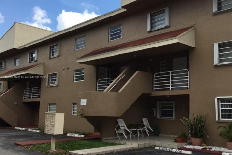 Снять в аренду кондоминиум в Хайалиа, Флорида 2 спальни, 88.07м2, № 1931662 - фото 1