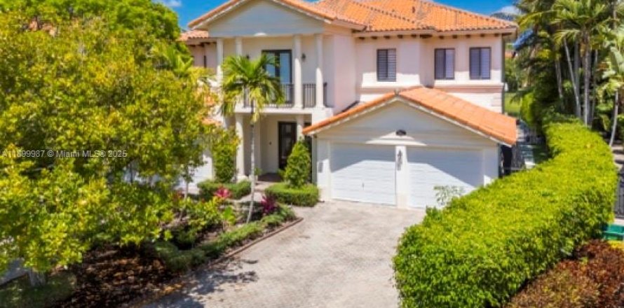 House in Cutler Bay, Florida 5 bedrooms, 468.88 sq.m. № 2012775
