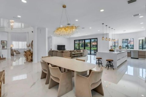 House in Cutler Bay, Florida 5 bedrooms, 468.88 sq.m. № 2012775 - photo 6