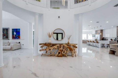 House in Cutler Bay, Florida 5 bedrooms, 468.88 sq.m. № 2012775 - photo 2