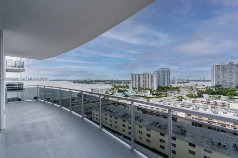 Condominio en alquiler en North Bay Village, Florida, 2 dormitorios, 162.86 m2 № 2248071 - foto 3