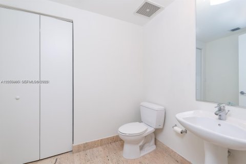 Condominio en alquiler en North Bay Village, Florida, 2 dormitorios, 162.86 m2 № 2248071 - foto 12