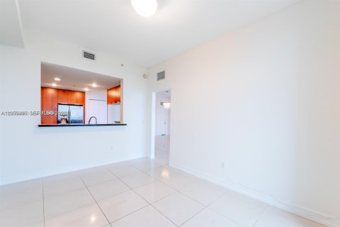 Condominio en alquiler en North Bay Village, Florida, 2 dormitorios, 162.86 m2 № 2248071 - foto 13