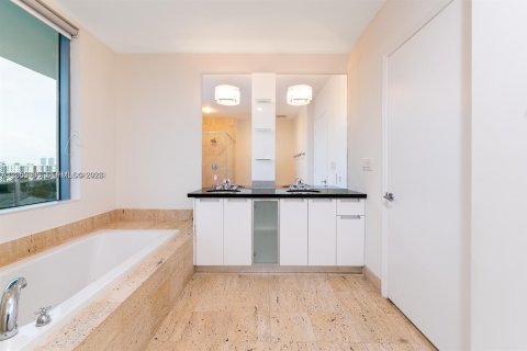Condominio en alquiler en North Bay Village, Florida, 2 dormitorios, 162.86 m2 № 2248071 - foto 18