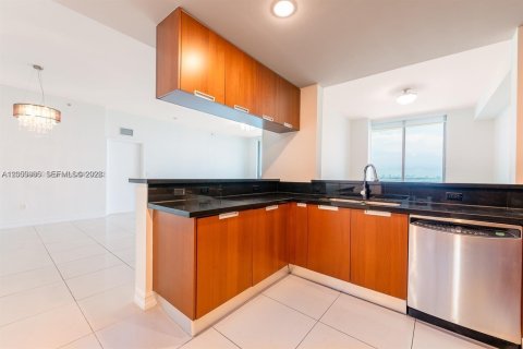 Condominio en alquiler en North Bay Village, Florida, 2 dormitorios, 162.86 m2 № 2248071 - foto 8